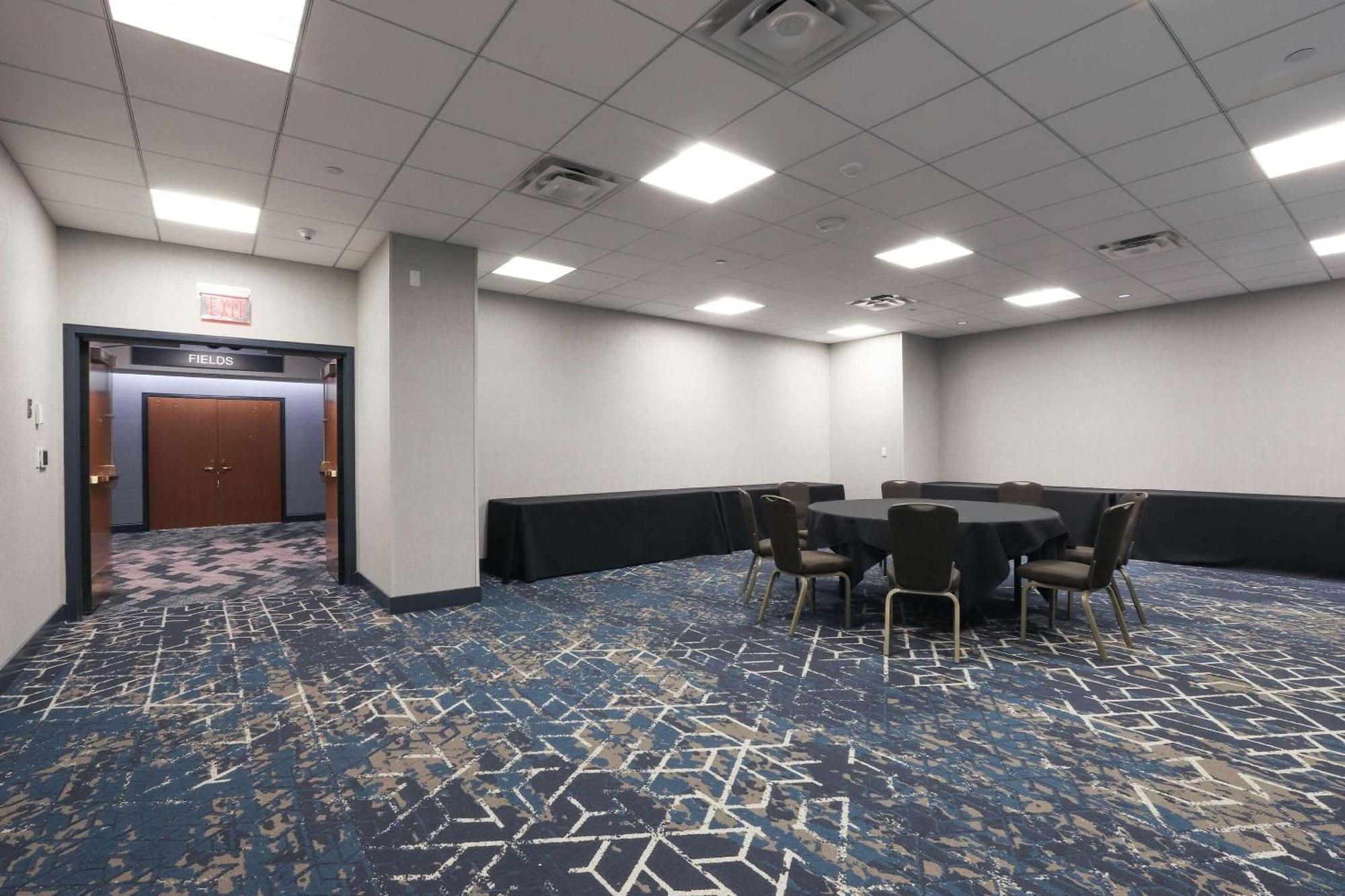 Radisson Plaza Hotel And Suites Kalamazoo Exteriör bild